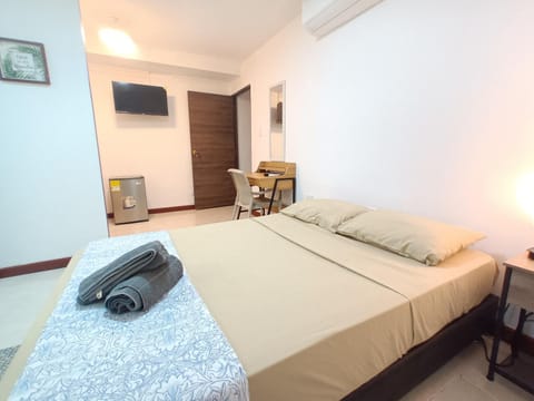 Bed, TV and multimedia, Photo of the whole room, Bedroom, towels