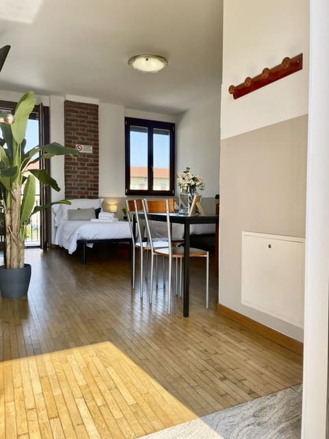 Bed, Day, Living room, Photo of the whole room, Seating area, Dining area, Time of day, towels