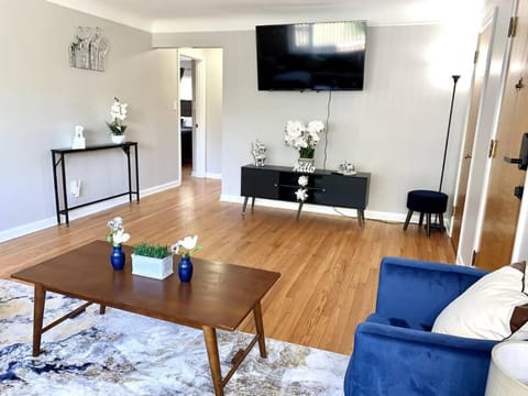 Communal lounge/ TV room, TV and multimedia, Living room, Seating area, Evening entertainment