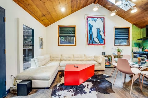 Artsy Retreat - Woodstove Grill and Patio House in Russian River