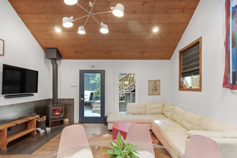 Artsy Retreat - Woodstove Grill and Patio House in Russian River