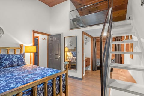 Artsy Retreat - Woodstove Grill and Patio House in Russian River