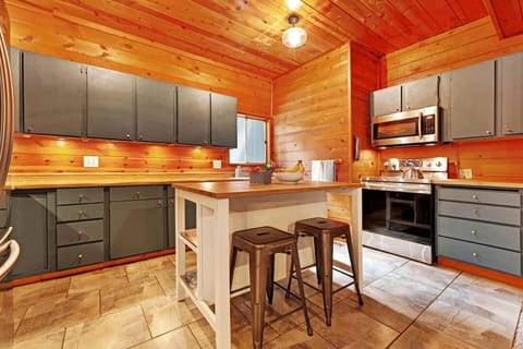 Charming 3BR with Hot Tub Balcony & Wood Stove House in Guerneville