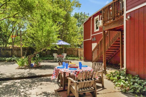 Cozy Riverfront Cabin Just Steps to the Russian River with Beach Access & Wood Stove Cabin in Guerneville