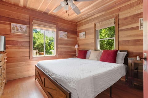 Cozy Riverfront Cabin Just Steps to the Russian River with Beach Access & Wood Stove Cabin in Guerneville