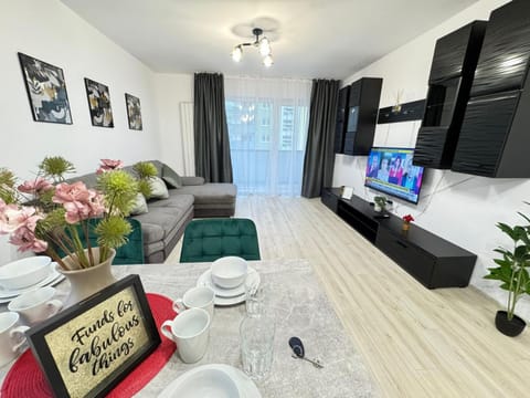 Communal lounge/ TV room, TV and multimedia, Living room, Seating area, Dining area, Evening entertainment