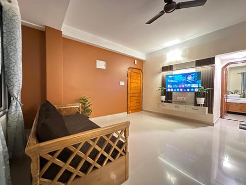 TV and multimedia, Living room, Seating area, Evening entertainment