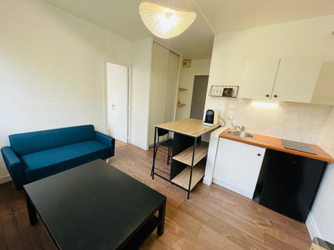 Kitchen or kitchenette, Seating area, Dining area