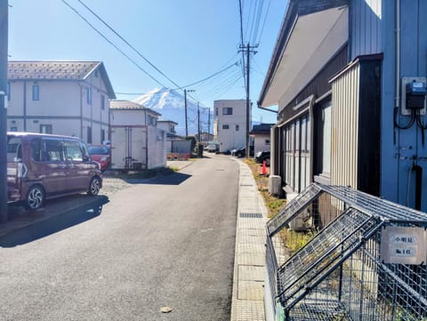 Neighbourhood, Location