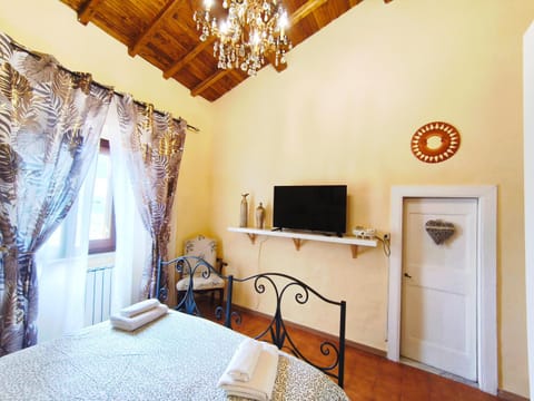 Bed, TV and multimedia, Photo of the whole room, Bedroom