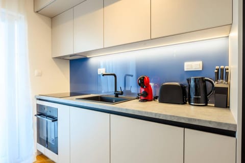 Coffee/tea facilities, Kitchen or kitchenette, stove, toaster