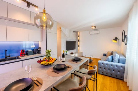 Kitchen or kitchenette, Living room, Food and drinks, Seating area, Dining area, Food, kitchen