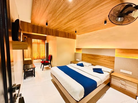 Bed, TV and multimedia, Photo of the whole room, Seating area, Bedroom, Food, bunk bed, Family, room service, towels, wardrobe