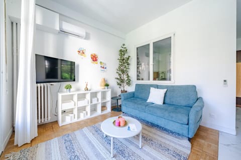 TV and multimedia, Living room, Seating area, Evening entertainment
