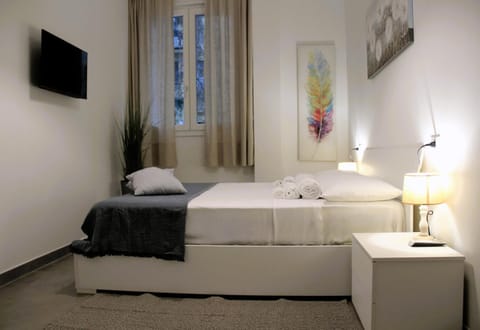 Bed, TV and multimedia, Bedroom