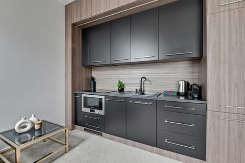 Coffee/tea facilities, Kitchen or kitchenette, oven, stove