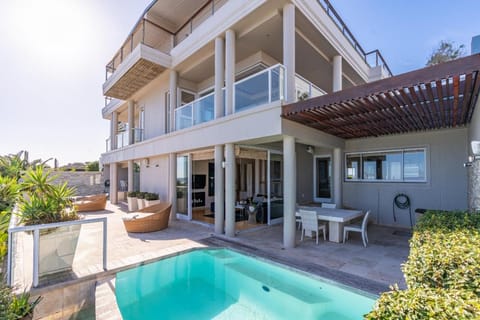 Property building, Day, Pool view, Swimming pool, sunbed