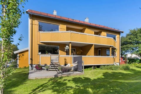 Property building, Patio, Spring, Day, Garden, Garden view