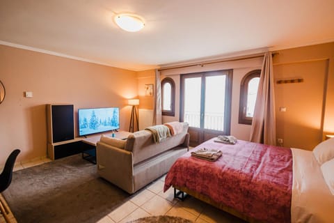 Bed, TV and multimedia, Living room, Seating area