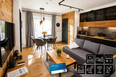 TV and multimedia, Kitchen or kitchenette, Living room, Seating area, Dining area, kitchen