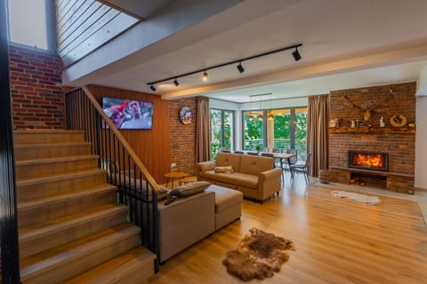 Restaurant/places to eat, TV and multimedia, Living room, Seating area, Mountain view