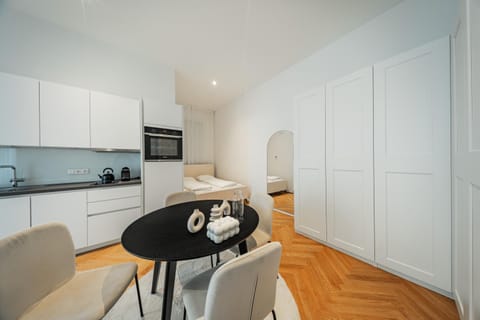 Kitchen or kitchenette, Seating area