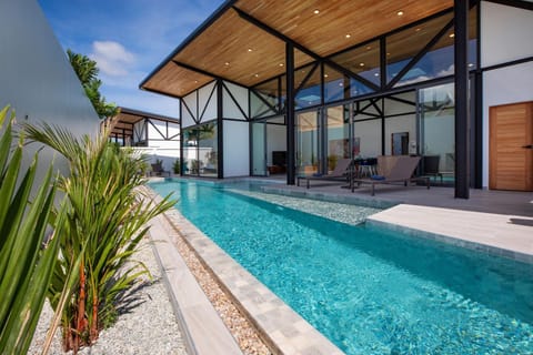 Property building, Patio, Day, Swimming pool, Swimming pool, sunbed