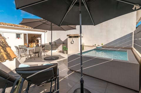 Patio, Day, Balcony/Terrace, Swimming pool, sunbed