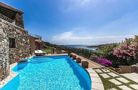 Property building, Natural landscape, View (from property/room), Balcony/Terrace, Pool view, Sea view, Swimming pool, sunbed