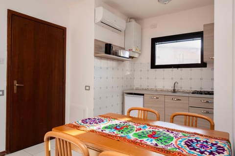 Kitchen or kitchenette, Dining area, stove