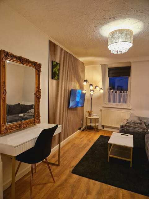 TV and multimedia, Living room, Photo of the whole room, Seating area, Bedroom