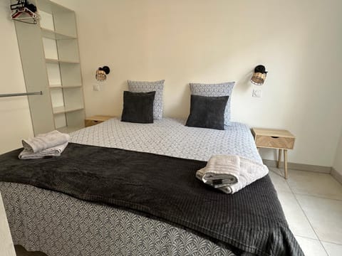 Bed, Bedroom, towels