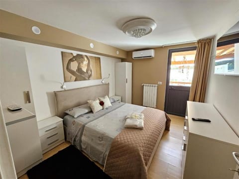 Bed, Kitchen or kitchenette, Photo of the whole room, Bedroom, internet, wardrobe, air conditioner