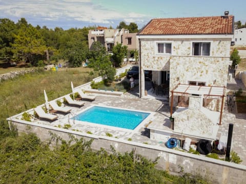 Property building, Patio, Day, Garden, Garden view, Pool view, Swimming pool, sunbed