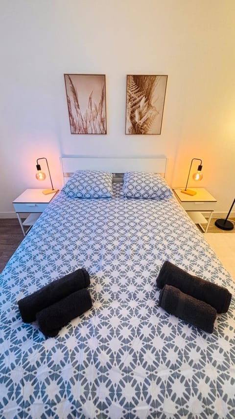 Bed, Bedroom, towels