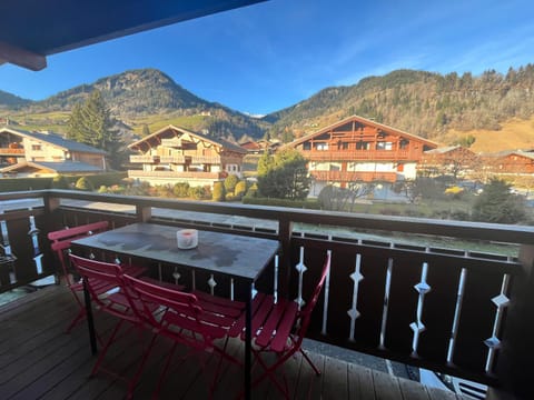 Property building, Patio, Day, Natural landscape, View (from property/room), Balcony/Terrace, Dining area, Mountain view