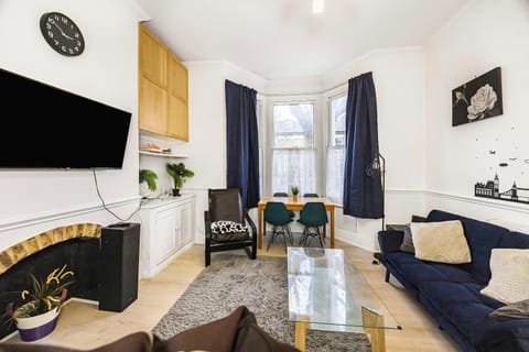 Communal lounge/ TV room, TV and multimedia, Living room, Evening entertainment