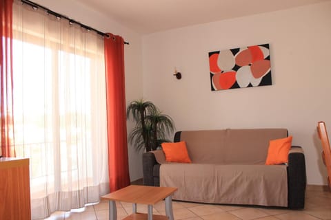 Communal lounge/ TV room, Balcony/Terrace