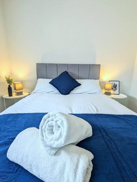 Bed, Bedroom, towels