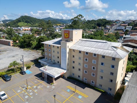 Property building, Neighbourhood, Natural landscape, Bird's eye view, Mountain view, Street view, Location, Parking