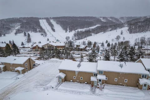 Family Friendly Spacious Townhome Across From Holiday Valley House in Ellicottville