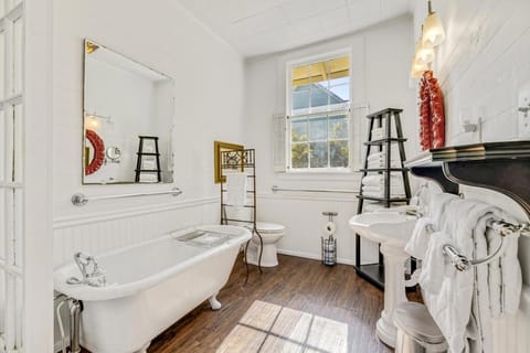 Tyson House Historic Downtown Cottage House in Cedar Key