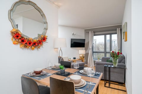 TV and multimedia, Living room, Seating area, Dining area