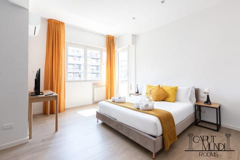 Bed, TV and multimedia, Photo of the whole room, Bedroom
