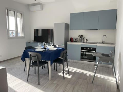 Communal lounge/ TV room, Kitchen or kitchenette, Kitchen or kitchenette, Dining area, oven, stove