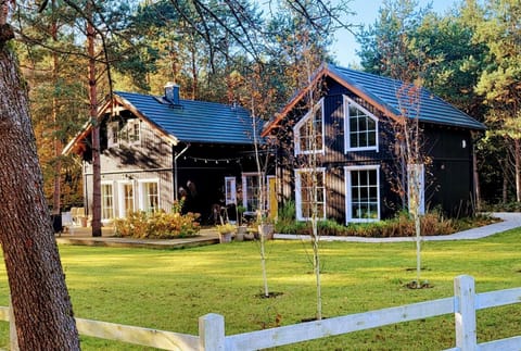 Property building, Spring, Day, Natural landscape, Garden, Garden view