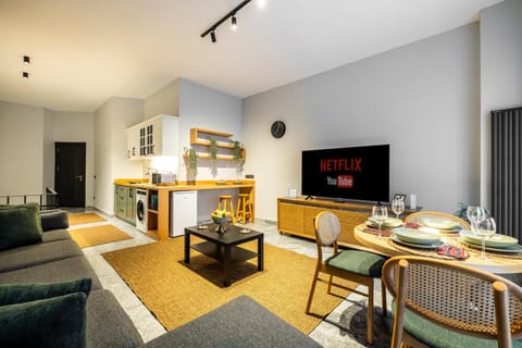 TV and multimedia, Living room, Food and drinks, Seating area, Dining area, Food