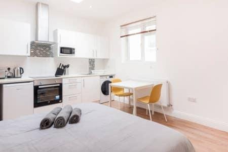 Bed, Kitchen or kitchenette, Dining area, Bedroom, oven, stove, toaster