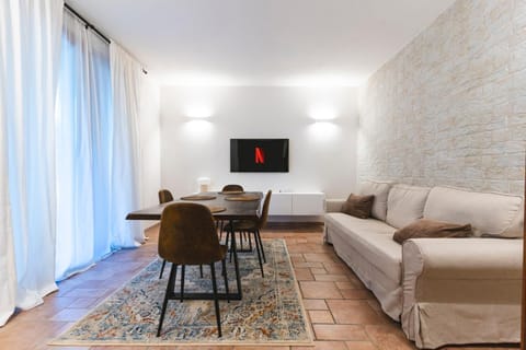 Communal lounge/ TV room, TV and multimedia, Living room, Seating area, Dining area, Evening entertainment