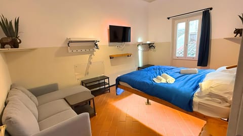 Bed, TV and multimedia, Photo of the whole room, Seating area, Bedroom, towels